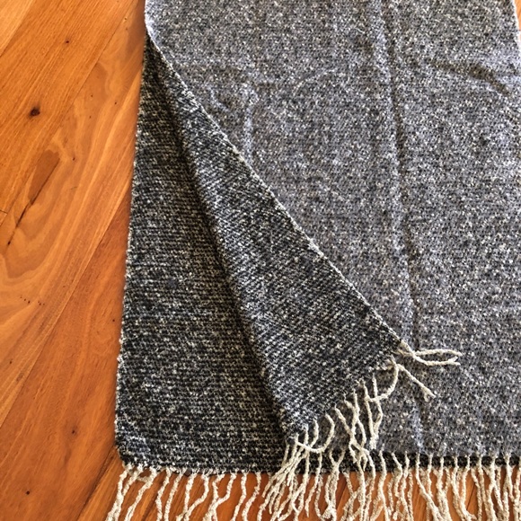 Italian Wrap-Around 100% Wool Knit Scarf made in Italy. - Picture 3 of 9